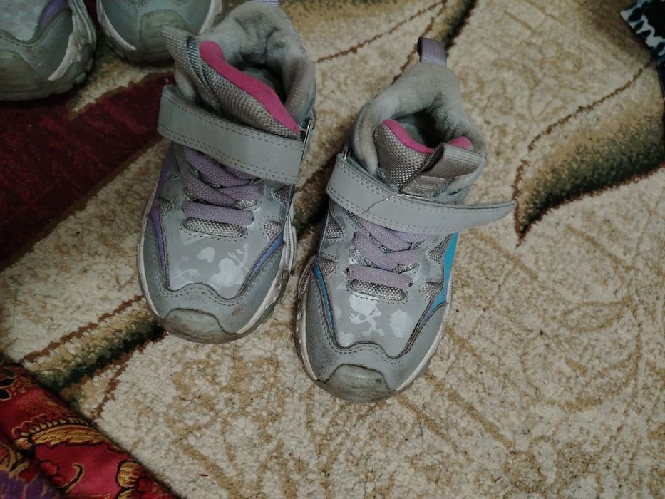 Куртка безрукавка и Красовки