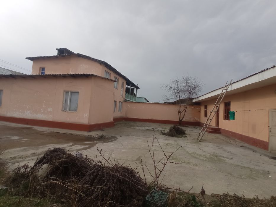 Kotedj hovli sotiladi