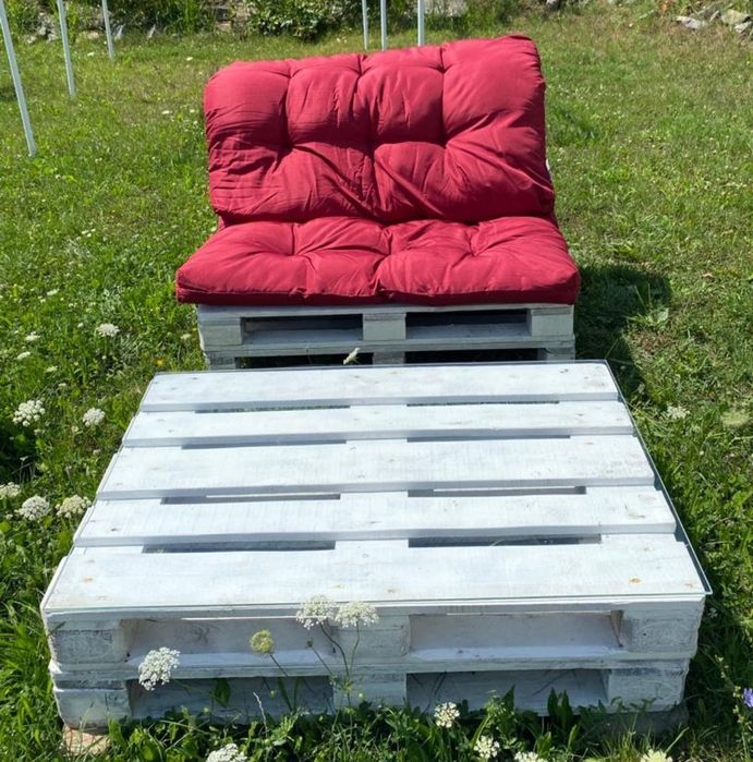 Set mobilier gradina, cu perne visinii si masa cu sticlă, complet.