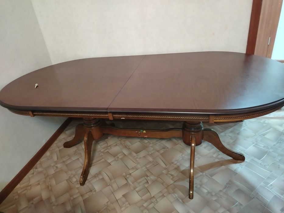 Продам стол в отличном состояний