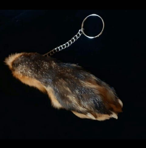 Продам брелок лапка