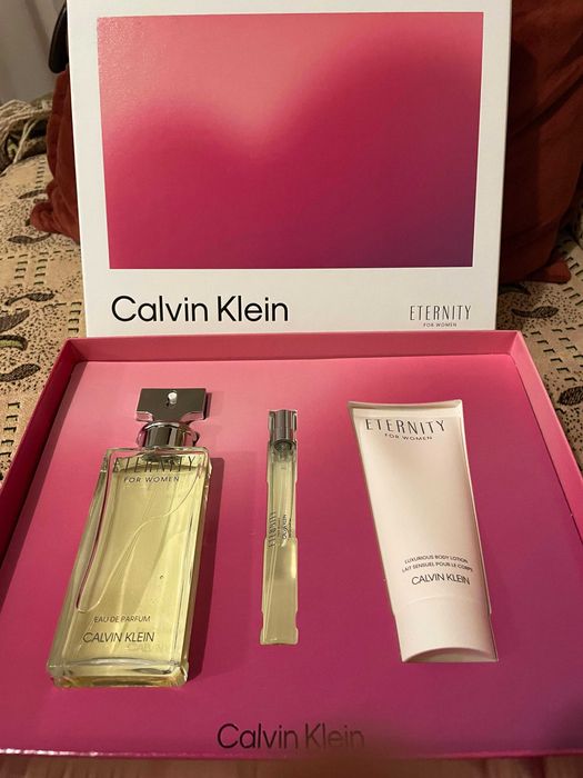 Vând set de parfum 100 ml și 10 ml și loțiune parfumată pentru corp 100 ml Calvin Klein Eternity pentru femei
