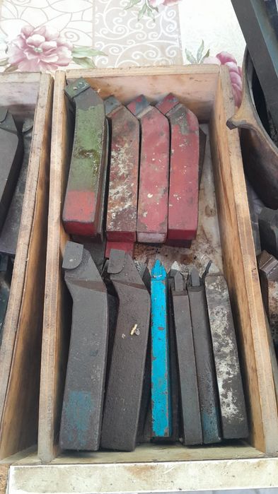 Vând cuțite pentru strung