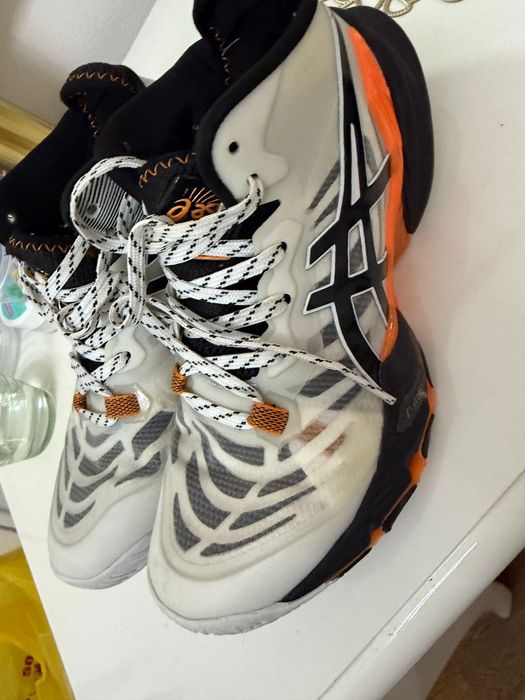 Волейбольные кроссовки Asics