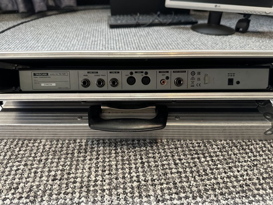 Tascam / Procesor cu preset si Case !