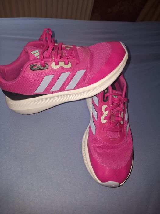 Маратонки Adidas и New Balance
