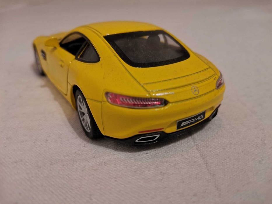 Продавам детски колички на производителите "Kinsmart" и "Welly"