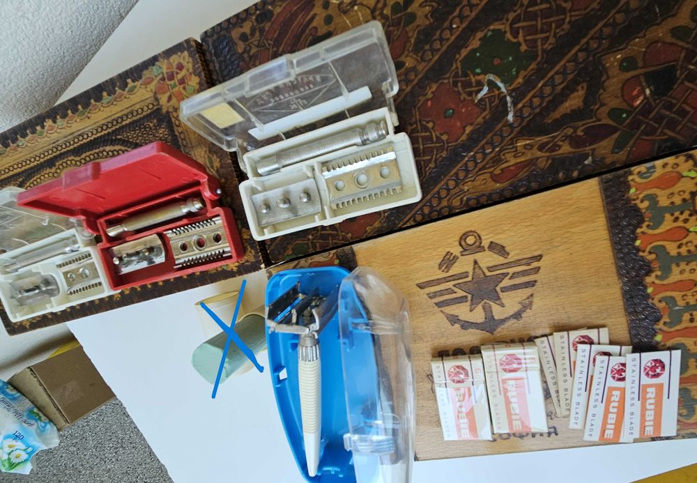 3 броя дървени кутии, самобръсначки  и ножчета за бръснене