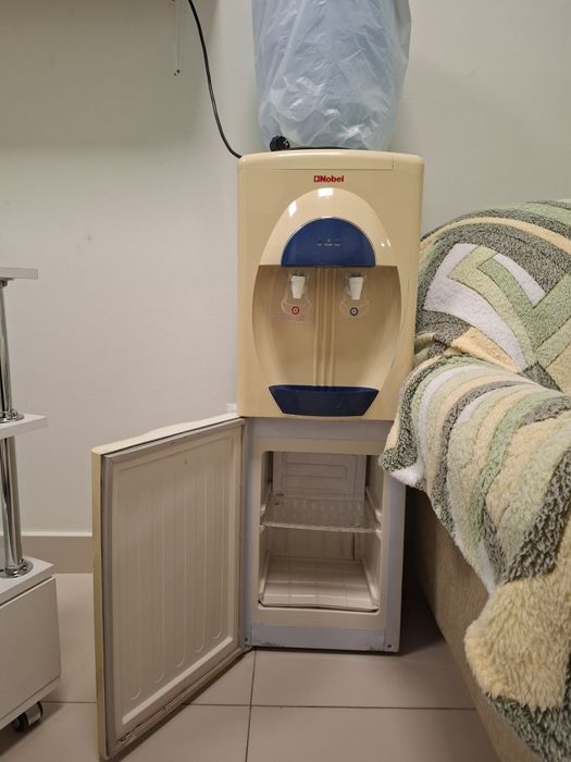 Кулер для воды,лампа,этажерка