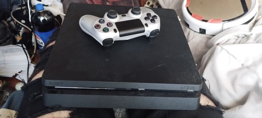 Consola PS4 slim funcțională