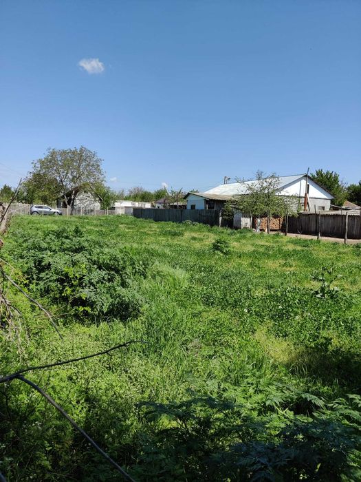 Vand teren intravilan cu deschidere la apa, asfalt, utilitati