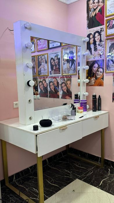 Salondagi  ko'ylaklar mebel jihozlar sotiladi