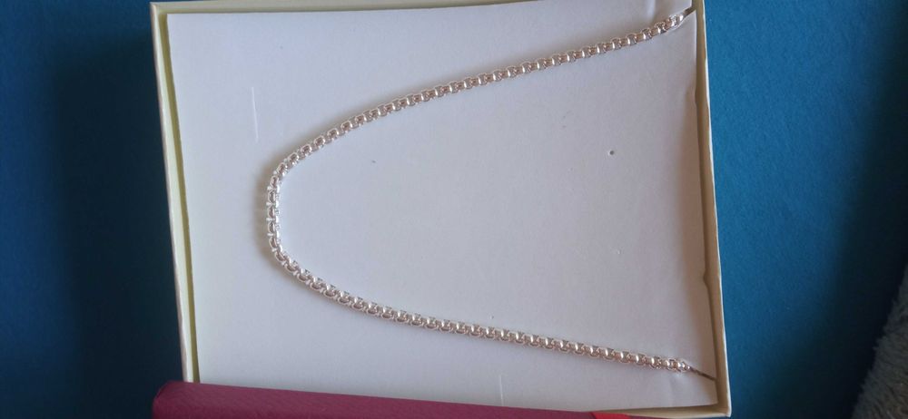 Нов, масивен и дълъг, сребърен ланец в кутия за подарък