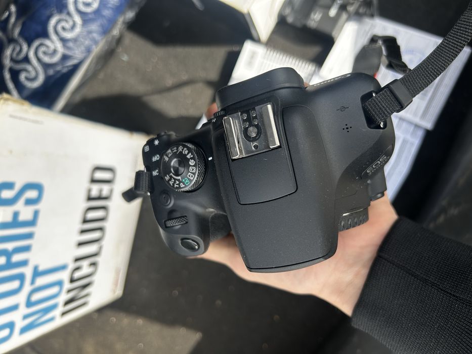 Фотоапарат Canon EOS 2000D