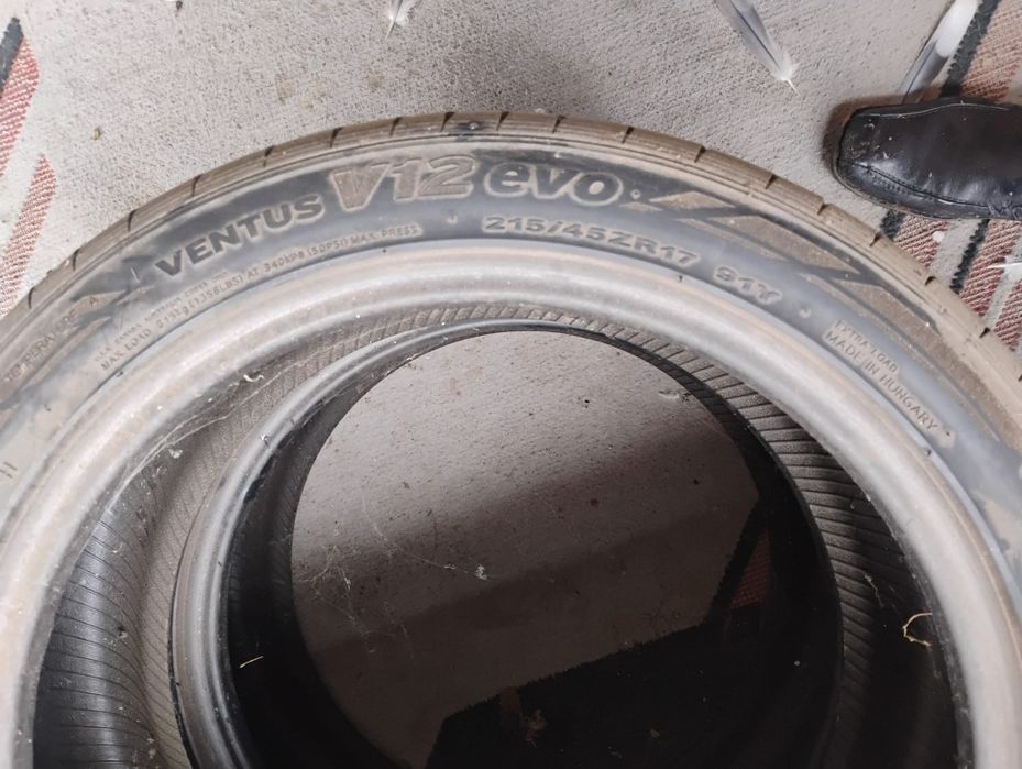 Vând cauciucuri aproape noi.