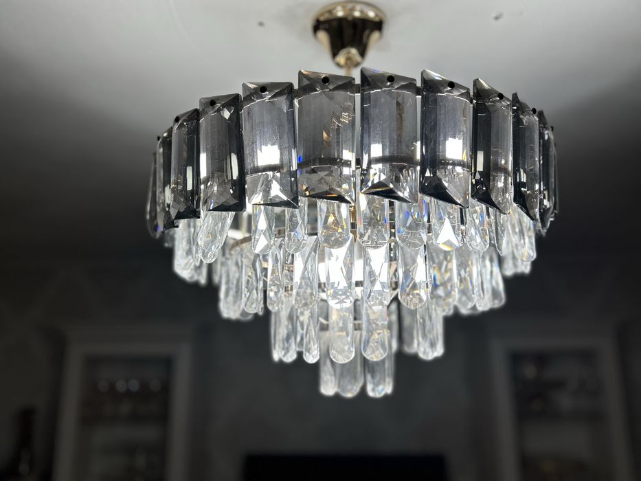 Элегантная хрустальная люстра