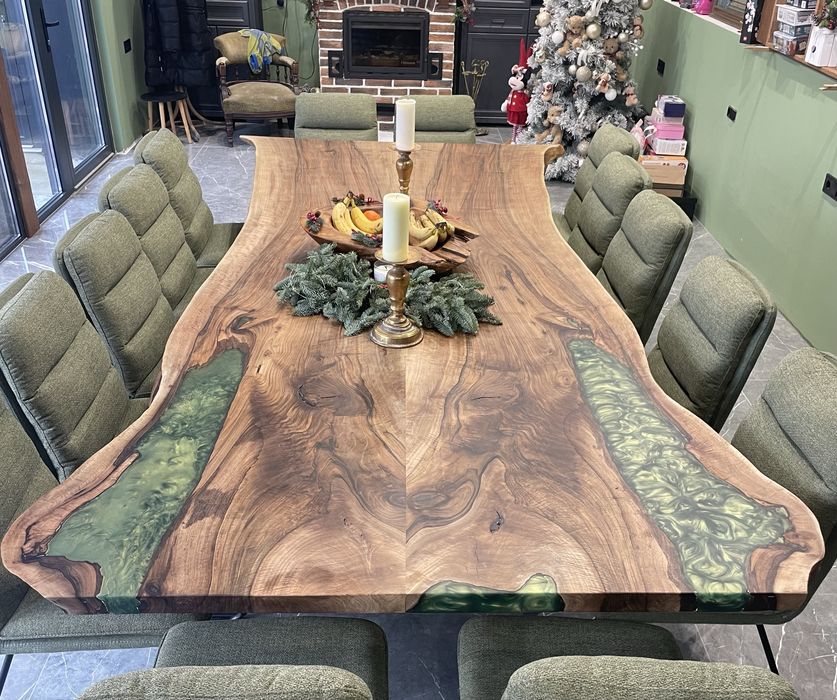 Маса от масив и епоксидна смола