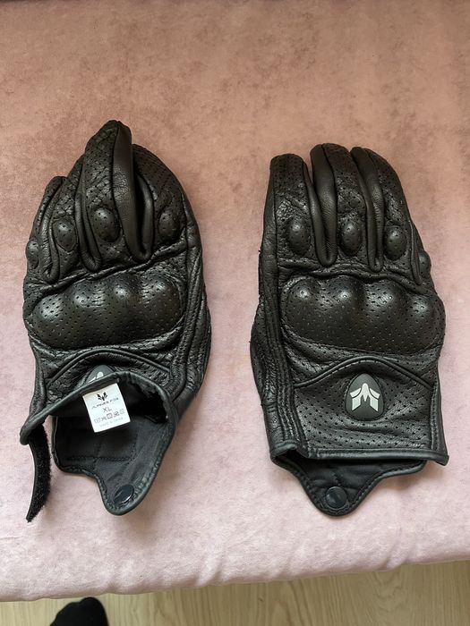 Мото яке, каска, наколенки, ръкавици