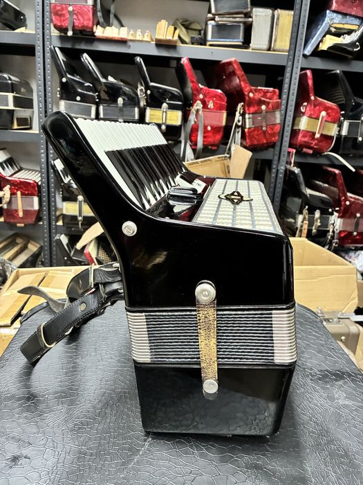 Acordeon RoyalStandard cu 60 de basi