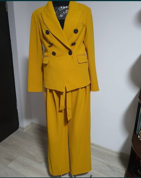 Costum de designer, model ideal pentru birou sau casual