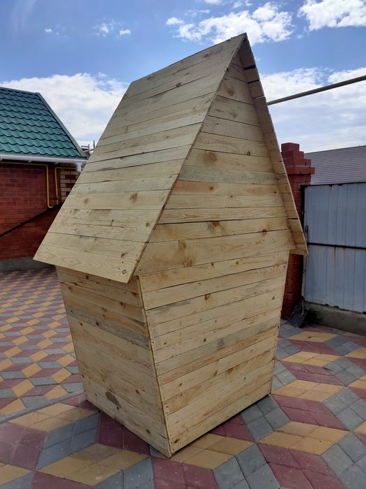 Туалет из чистой доски теремок