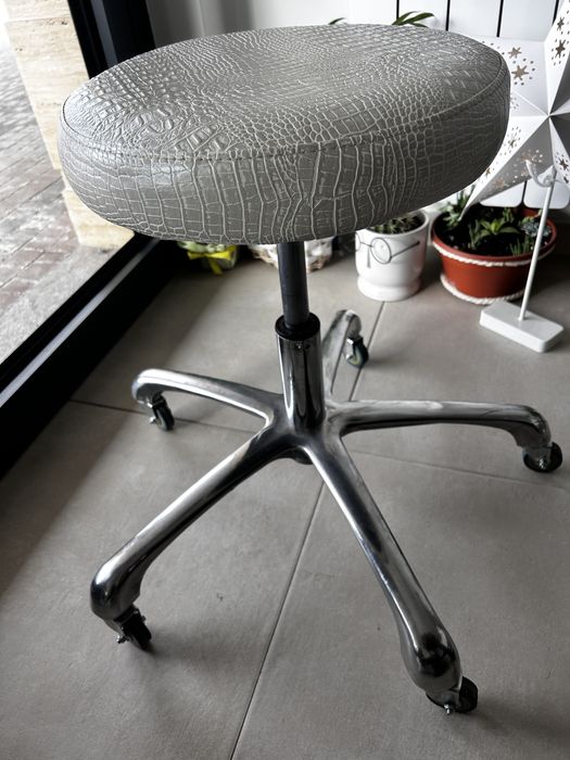 Фризьорска табуретка