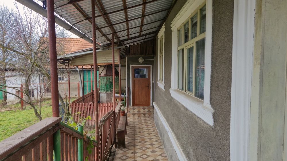 Casă tradițională + curte generoasă de vânzare – Ribița, Hunedoara
