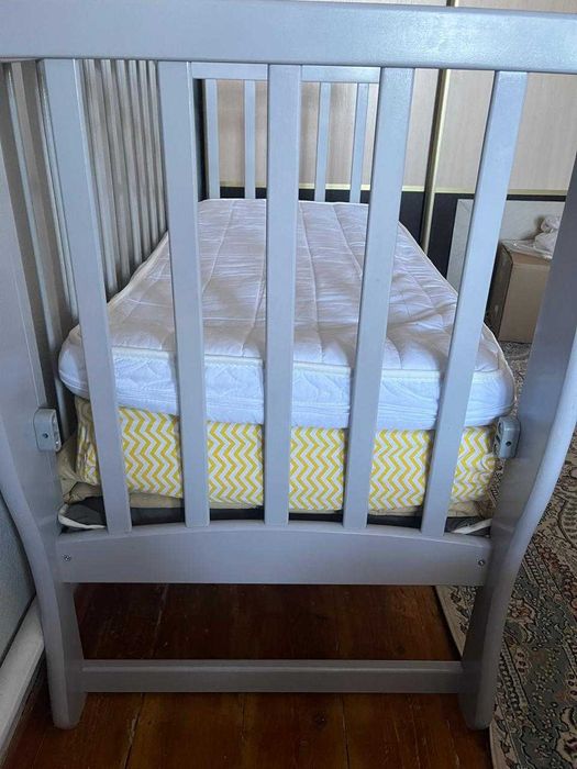 Детская кроватка с матрацем