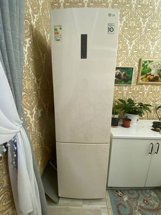 Холодильник бежевый