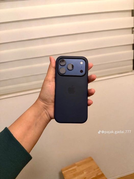 IPhone 17pro Deep Blue