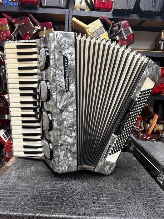 Acordeon Weltmeister Stella cu 120 de basi, surdina, camera, cassotto