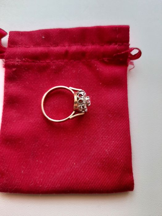 Продам кольцо с брилиагтами.