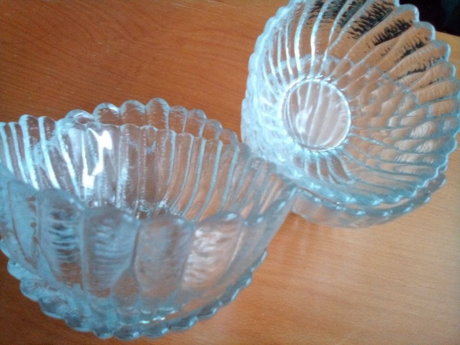 Бълг.порцелан, 6 чинии, ножове,купи,винен сервиз