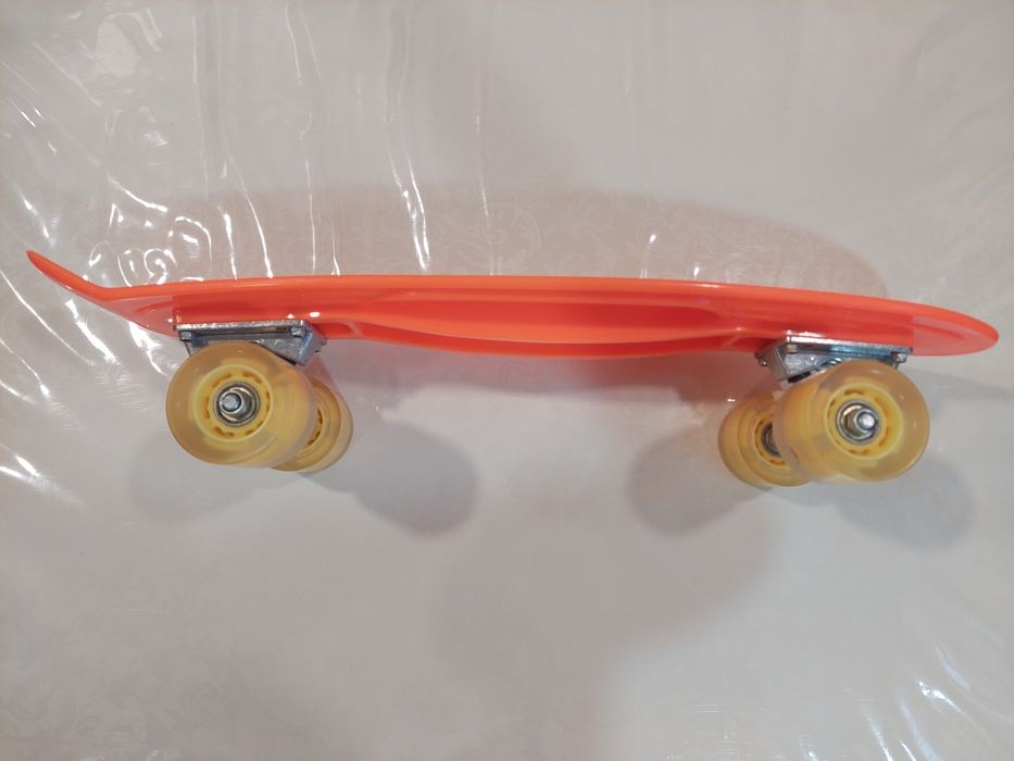 Продаю пениборд оранжевый.