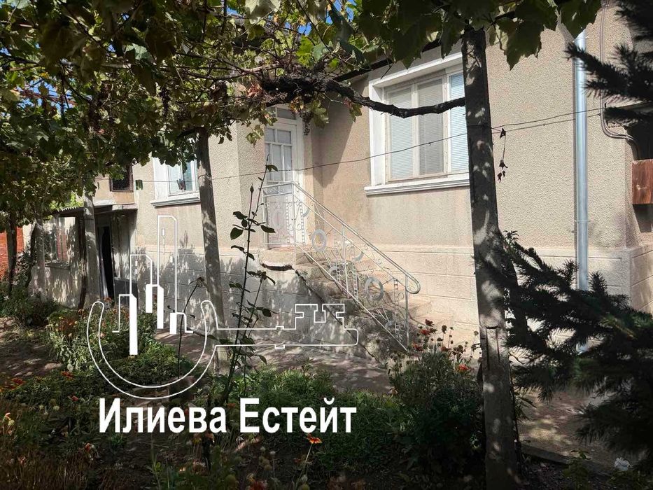 Продава къща с двор в с.Ябълково до Димитровград