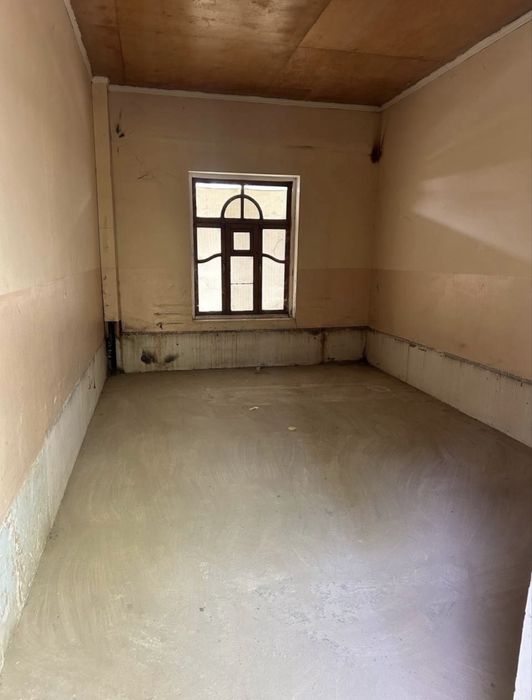 Хасанбой Эски постдан 3км кирганда йул юзи 1 линия нотурар бино