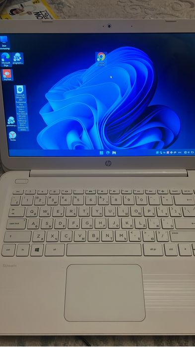 Ноутбук HP белого цвета