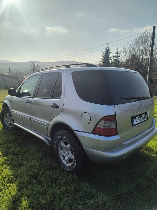 Продавам Мерцедес МЛ 230
