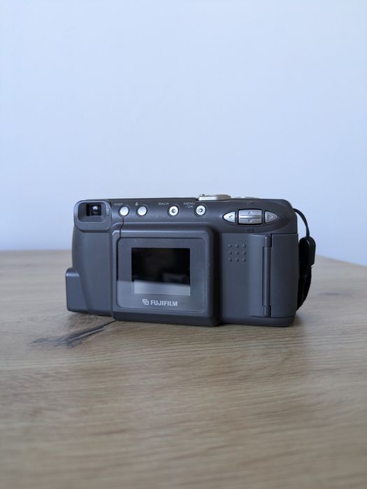 Fujifilm Finepix 2400 Zoom - РЕТРО СНИМКИ Стил Y2K (Year 2000) Дигитален Фотоапарат ОТЛИЧНО СЪСТОЯНИЕ