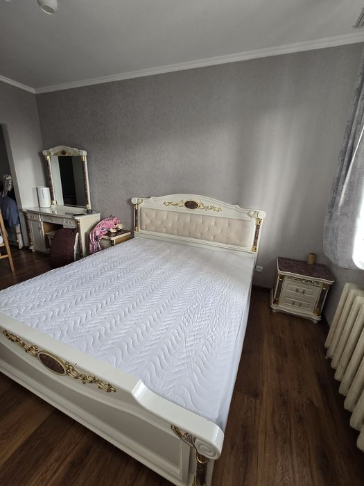 Кровать и тумбочка