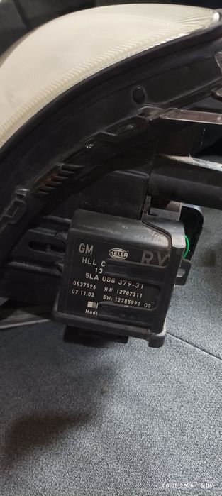 Продавам пълен комплект оригинални Ксенонови фарове HELLA за Opel Vectra C