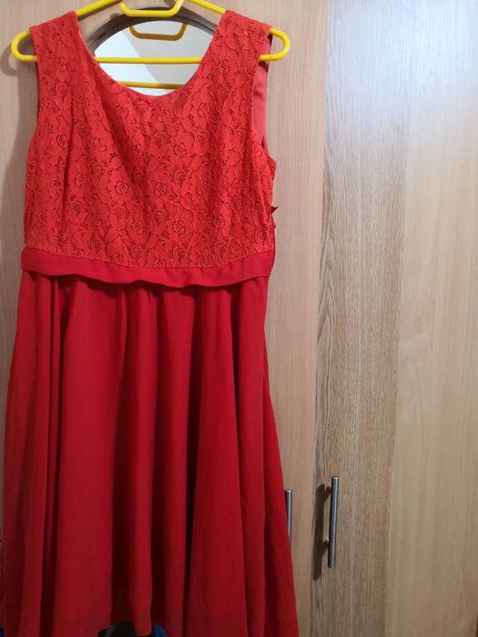 Vand rochii ,bluza, trenci în stare foarte bună.