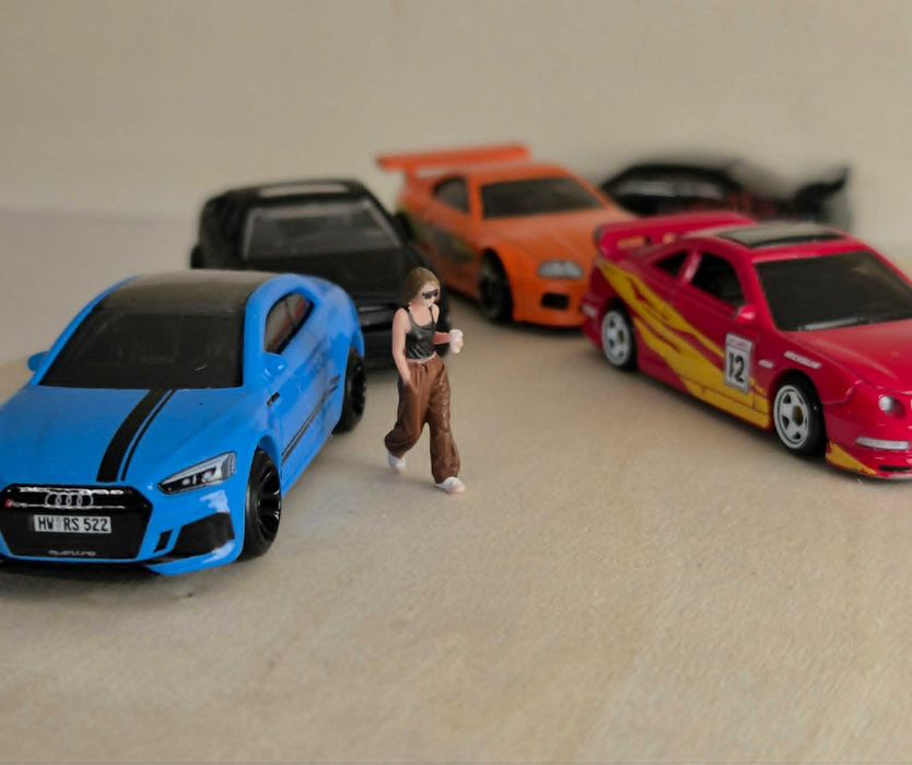 Фигурка момиче в мащаб 1/64