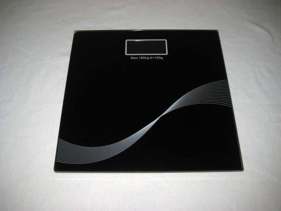 Напольные весы мах 180кг оригинал отличном рабочим состоянии!