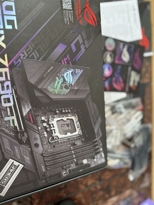 Placa de baza+ procesor(i7 13700k+ Asus Z690-F Strix)