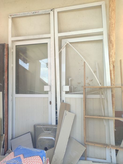 Продам двери и окно аква