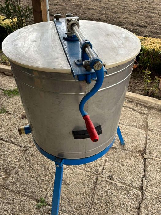 Центрофуга за вадене на мед