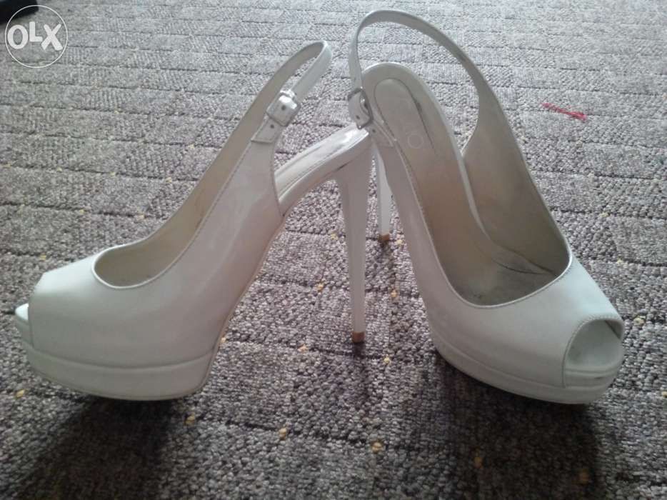 Pantofi eleganti noi