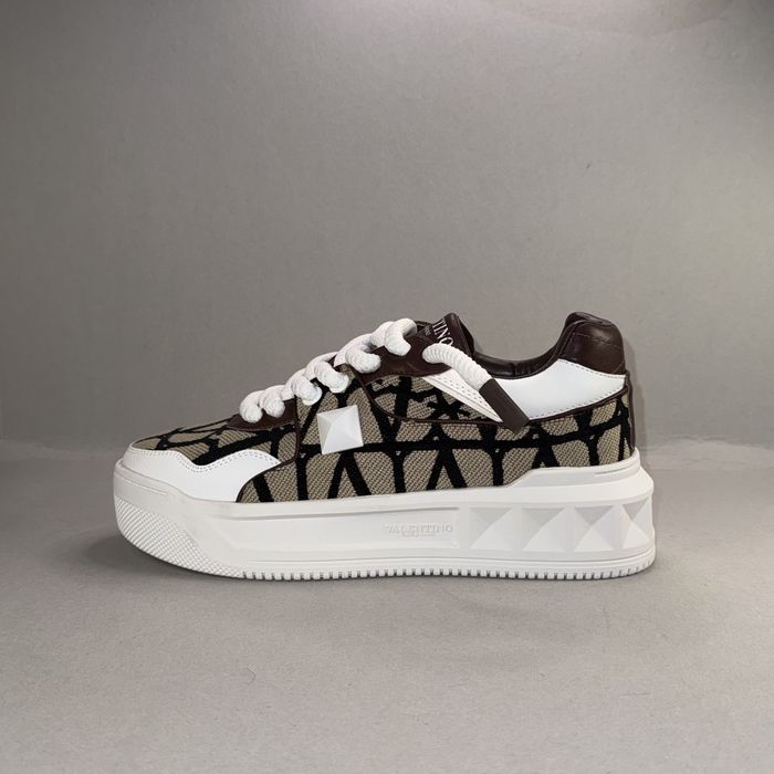 Valentino Garvani Stud XL "White Beige"! НОВИ! Дамски