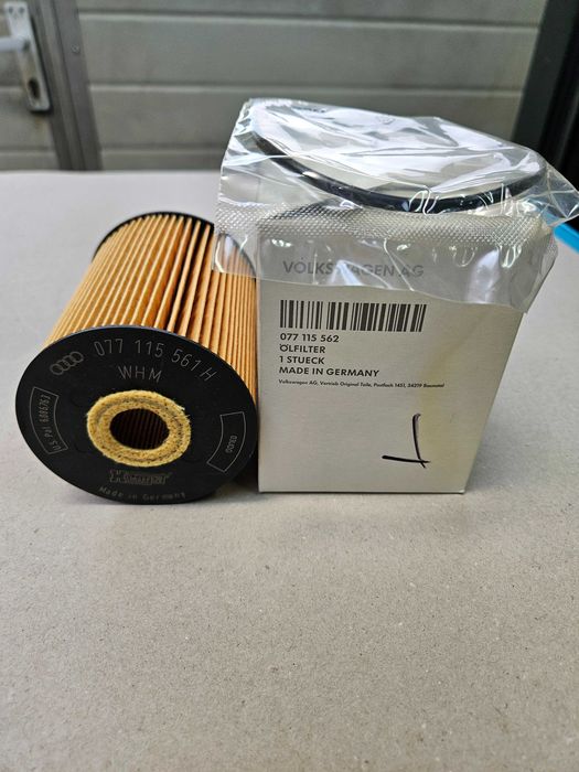 077115562 Filtru ulei motor Volkswagen Touareg 2003-2007